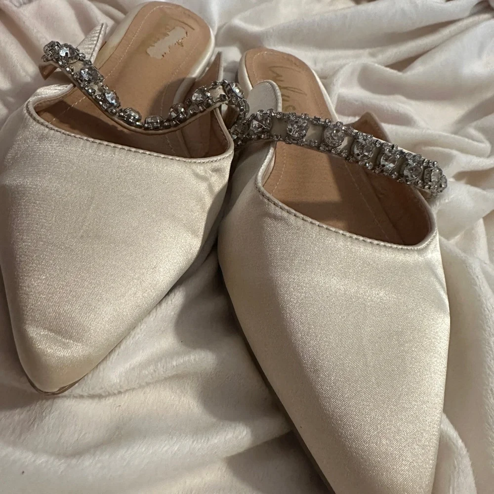 Elegant Cream Flats with Rhinestone Strap and Pointed Toe - Picture 3 of 4